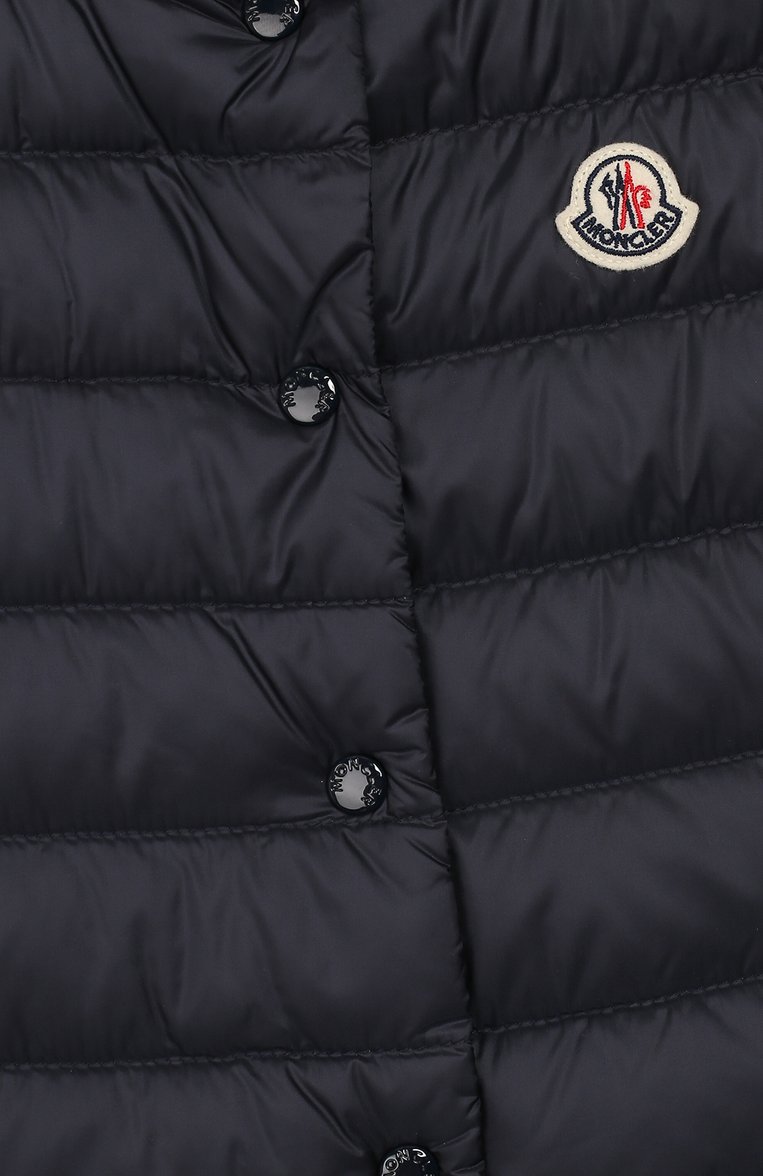 Детский пуховый жилет MONCLER темно-синего цвета, арт. F1-954-1A118-10-53048/4-6A | Фото 3 (Материал подклада: Синтетический материал; Материал внешний: Синтетический материал; Статус проверки: Проверено, Проверена категория; Девочки Кросс-КТ: Верхняя одежда; Материал утеплителя: Пух и перо; Драгоценные камни: Проставлено; Материал сплава: Проставлено; Рукава: Без рукавов; Кросс-КТ: Демисезон)