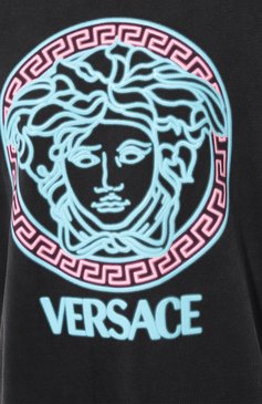 Женская хлопковая футболка VERSACE черного цвета, арт. 1010848/1A08262 | Фото 5 (Рукава: Короткие; Длина (для топов): Стандартные; Принт: С принтом; Материал сплава: Проставлено; Материал внешний: Хлопок; Стили: Спорт-шик; Женское Кросс-КТ: Футболка-одежда; Драгоценные камни: Проставлено)