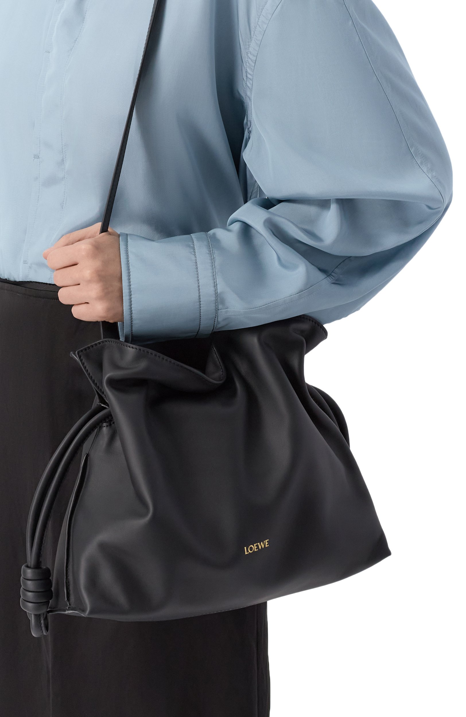 Клатч flamenco medium LOEWE черного цвета по цене 335500 руб., арт. A411FC1XD4, фото 2 Клатч flamenco medium LOEWE, арт. A411FC1XD4, фото 2