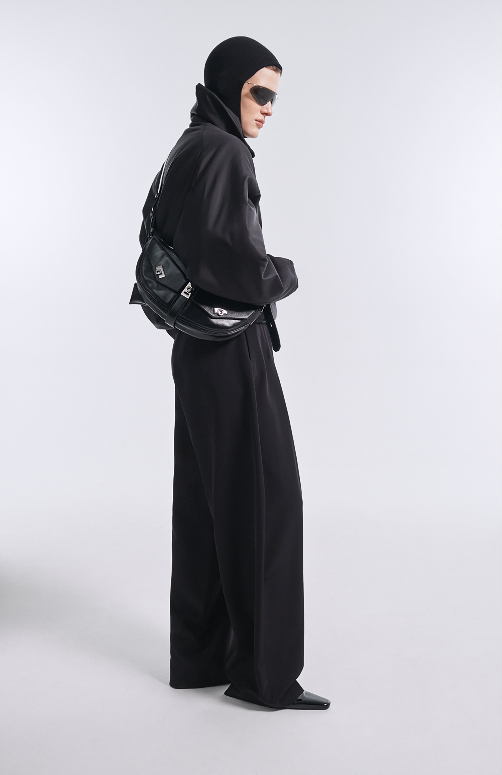 Сумка multipocket FERRAGAMO черного цвета по цене 270500 руб., арт. 21A031/786981, фото 8 Сумка multipocket FERRAGAMO, арт. 21A031/786981, фото 8