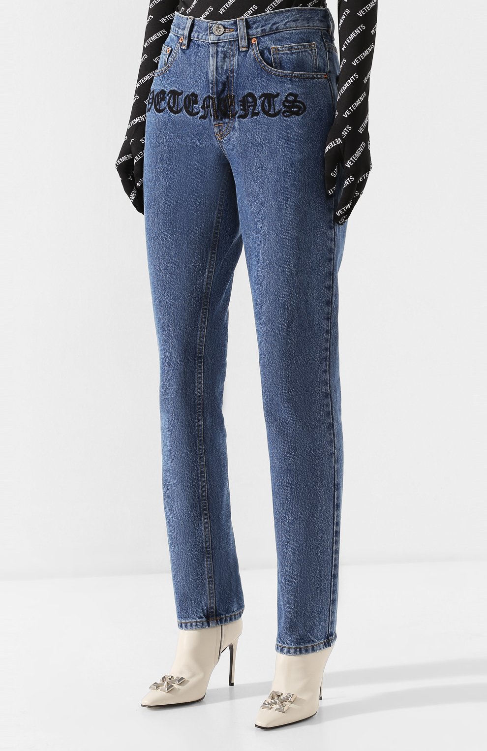 Джинсы VETEMENTS голубого цвета по цене 121000 руб., арт. SS20PA327 2801/W/BLUE, фото 3 Джинсы VETEMENTS, арт. SS20PA327 2801/W/BLUE, фото 3