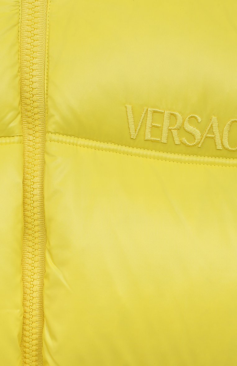 Детского пуховик VERSACE желтого цвета, арт. 1011366/1A07199/4A-6A | Фото 3 (Материал подклада: Синтетический материал; Материал внешний: Синтетический материал; Рукава: Длинные; Драгоценные камни: Проставлено; Материал сплава: Проставлено; Кросс-КТ: Утепленный; Материал утеплителя: Пух и перо)