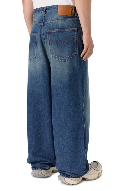 Джинсы VETEMENTS синего цвета по цене 109500 руб., арт. ME76DP068N3/2804 DENIM, фото 4 Джинсы VETEMENTS, арт. ME76DP068N3/2804 DENIM, фото 4