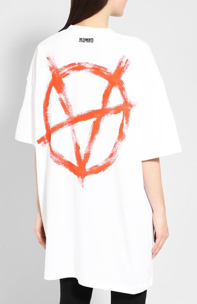 Хлопковая футболка VETEMENTS белого цвета по цене 38750 руб., арт. UAH20TR923/W, фото 4 Хлопковая футболка VETEMENTS, арт. UAH20TR923/W, фото 4