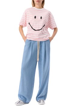 Женские джинсы 7 FOR ALL MANKIND голубого цвета, арт. JSIDC860TS | Фото 2 (Длина (брюки, джинсы): Стандартные; Драгоценные камни: Проставлено; Материал сплава: Проставлено; Кросс-КТ: Деним; Силуэт Ж (брюки и джинсы): Широкие; Стили: Кэжуэл; Материал внешний: Деним, Хлопок)