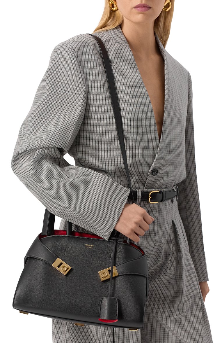 Женская сумка hug small FERRAGAMO черного цвета, арт. 215608/767814 | Фото 2 (Размер: small; Ремень/цепочка: На ремешке; Материал: Натуральная кожа; Автоматизация ТО: Проставлено; Автоматизация состава: Проставлено)