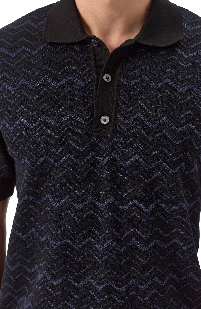 Мужское поло из хлопка и вискозы MISSONI черного цвета, арт. US25S203/BK0040 | Фото 5 (Материал внешний: Хлопок; Материа�л сплава: Проставлено; Драгоценные камни: Проставлено; Рукава: Короткие; Длина (для топов): Стандартные; Принт: С принтом; Кросс-КТ: Трикотаж; Застежка: Пуговицы; Стили: Кэжуэл)