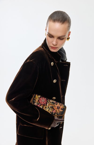 Клипсы MOSCHINO золотого цвета по цене 34150 руб., арт. 71 A9184 8404, фото 4 Клипсы MOSCHINO, арт. 71 A9184 8404, фото 4