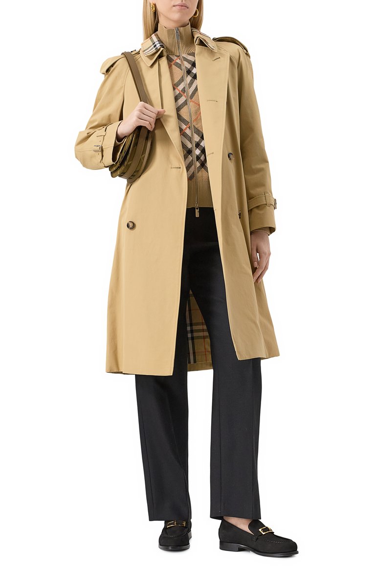 Женский хлопковый тренч BURBERRY бежевого цвета, арт. 8091066 | Фото 2 (Длина (верхняя одежда): До колена; Рукава: Длинные; Материал подклада: Хлопок; Стили: Кэжуэл; Кросс-КТ: Куртка; Материал внешний: Хлопок)