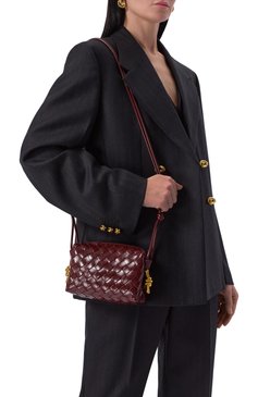 Женская сумка loop mini BOTTEGA VENETA темно-бордового цвета, арт. 736125/V2GV1 | Фото 2 (Драгоценные камни: Проставлено; Размер: mini; Материал сплава: Проставлено; Ремень/цепочка: На ремешке; Материал: Натуральная кожа)