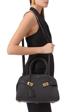 Женская сумка hug small FERRAGAMO черного цвета, арт. 215608/766761 | Фото 2 (Материал: Натуральная кожа; Ремень/цепочка: На ремешке; Размер: small)