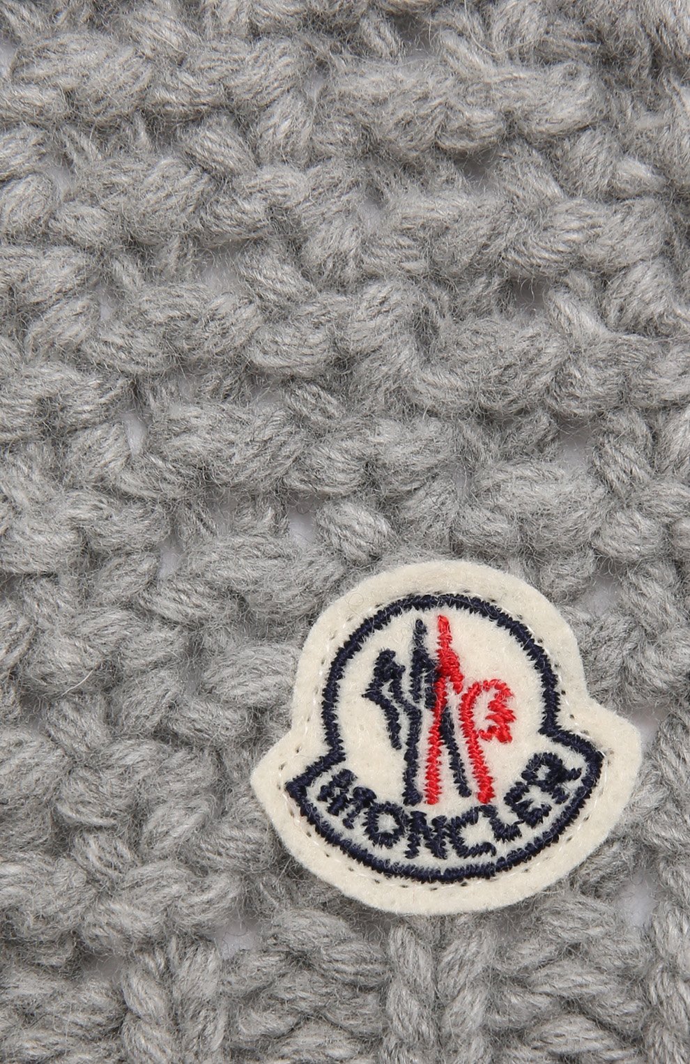 Шарф крупной вязки с логотипом бренда MONCLER серого цвета по цене 14750 руб., арт. A2-093-00066-00-02288, фото 2 Шарф крупной вязки с логотипом бренда MONCLER, арт. A2-093-00066-00-02288, фото 2