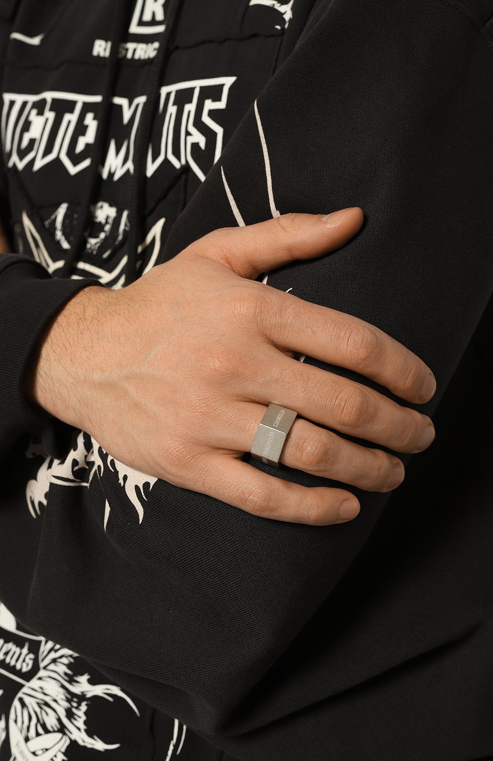 Кольцо VETEMENTS серебряного цвета по цене 36700 руб., арт. UA65RI130S, фото 2 Кольцо VETEMENTS, арт. UA65RI130S, фото 2