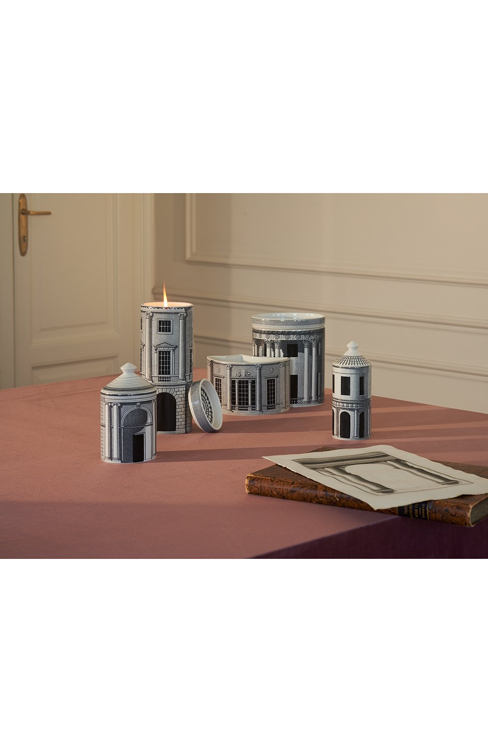 Ароматическая свеча nel mentre architettura FORNASETTI черно-белого цвета по цене 59950 руб., арт. FPB419X-IM, фото 2 Ароматическая свеча nel mentre architettura FORNASETTI, арт. FPB419X-IM, фото 2