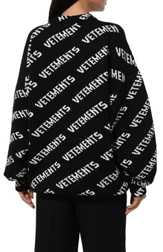 Мужского шерстяной свитер VETEMENTS черного цвета, арт. UA65KN220B/2901 KNIT | Фото 4 (Материал внешний: Шерсть; Стили: Кэжуэл; Женское Кросс-КТ: Свитер-одежда; Региональные ограничения белый список (Axapta Mercury): Не проставлено; Нос: Не проставлено; Принт: С принтом; Мужское Кросс-КТ: Свитер-одежда; Рукава: Длинные)