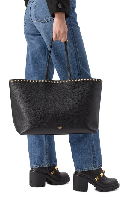 Женская сумка-тоут rockstud VALENTINO черного цвета, арт. 5W2B0B70/VSF | Фото 2 (Материал сплава: Проставлено; Размер: large; Драгоценные камни: Проставлено; Материал: Натуральная кожа)
