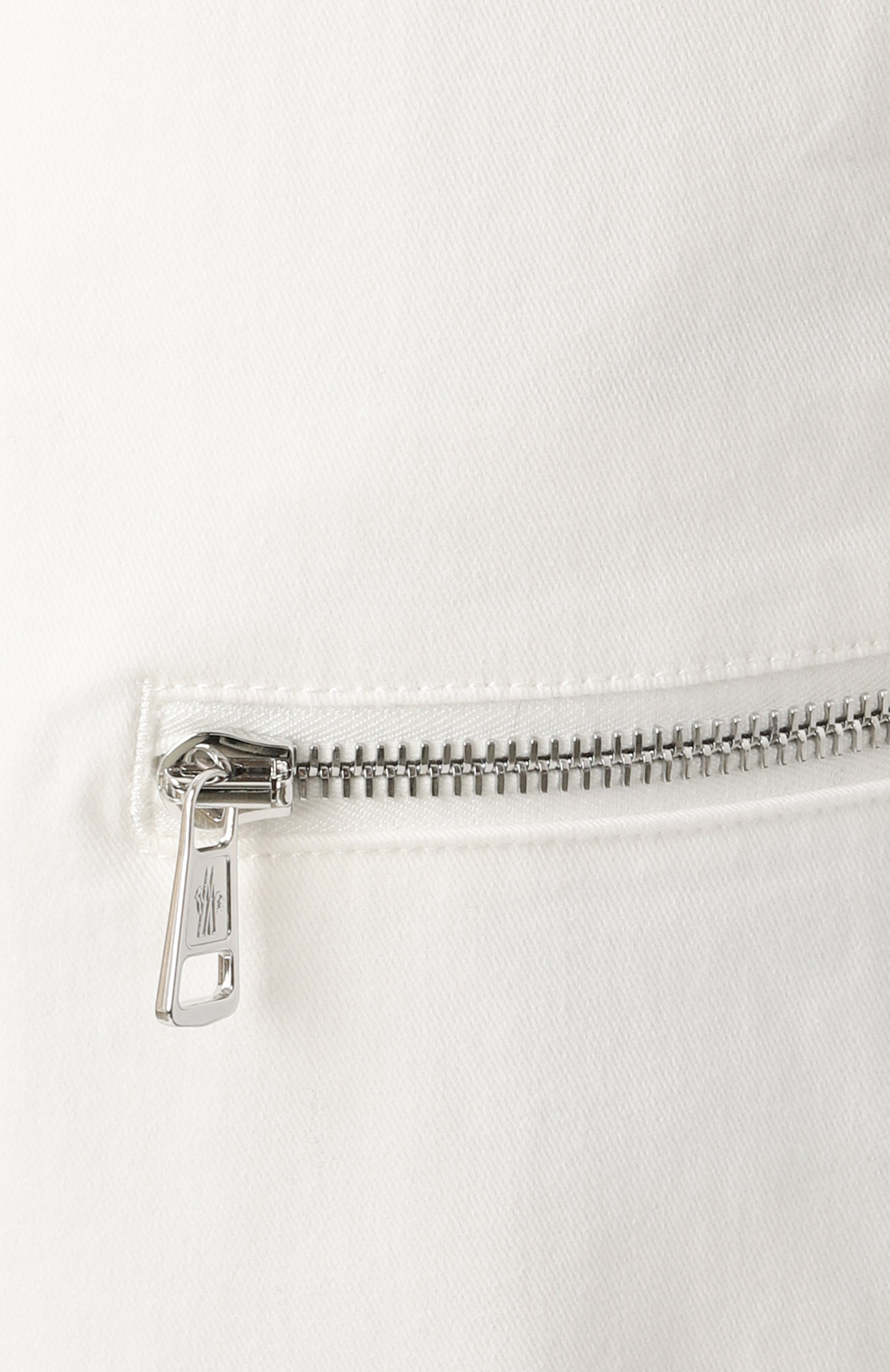 Хлопковые брюки MONCLER белого цвета по цене 65650 руб., арт. 2A000-31-596EJ, фото 6 Хлопковые брюки MONCLER, арт. 2A000-31-596EJ, фото 6