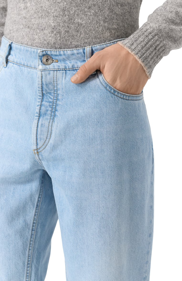 Мужские джинсы traditional fit BRUNELLO CUCINELLI голубого цвета, арт. M241PD3210 | Фото 5 (Длина (брюки, джинсы): Стандартные; Материал внешний: Хлопок, Деним; Кросс-КТ: Деним; Силуэт М (брюки): Прямые; Стили: Повседневный; Детали: Делаве; Автоматизация состава: Проставлено; Автоматизация ТО: Проставлено)