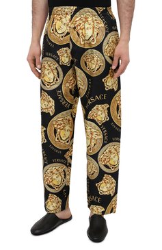 Мужские шелковые брюки VERSACE золотого цвета, ар�т. AUU05051/1F00596 | Фото 3 (Материал внешний: Шелк; Длина (брюки, джинсы): Стандартные; Кросс-КТ: домашняя одежда; Мужское Кросс-КТ: Брюки-белье; Материал сплава: Проставлено; Драгоценные камни: Проставлено)