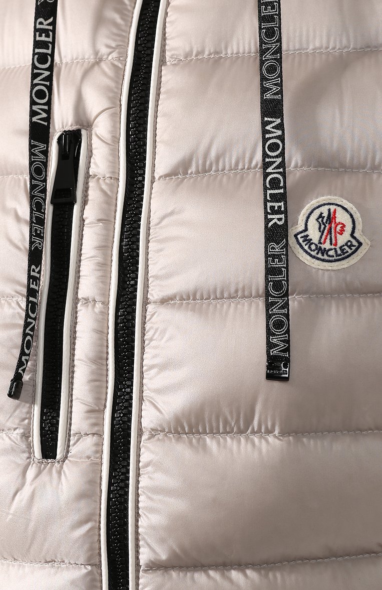 Женски�й пуховый жилет MONCLER светло-серого цвета, арт. E1-093-48324-98-C0000 | Фото 5 (Материал утеплителя: Пух и перо; Материал подклада: Синтетический материал; Статус проверки: Проверена категория; Длина (верхняя одежда): Короткие; Материал внешний: Синтетический материал; Женское Кросс-КТ: Верхняя одежда; Кросс-КТ: Пуховик; Драгоценные камни: Проставлено; Материал сплава: Проставлено)