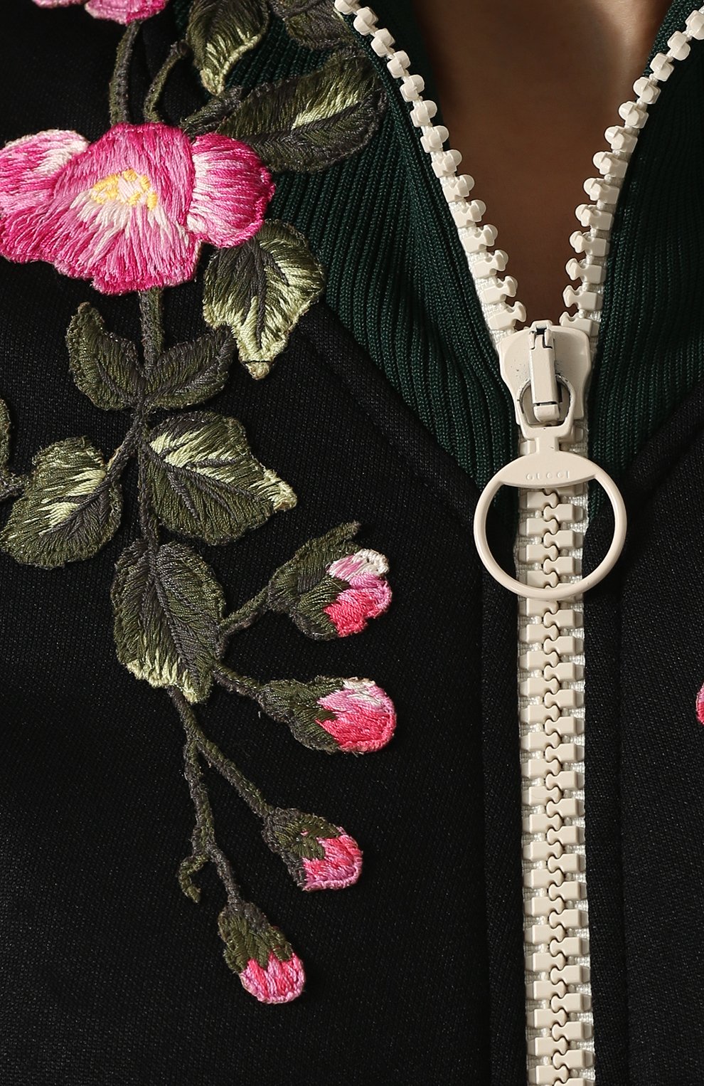 Кардиган на молнии с контрастной цветочной вышивкой GUCCI черного цвета по цене 107000 руб., арт. 479536/X9C11, фото 5 Кардиган на молнии с контрастной цветочной вышивкой GUCCI, арт. 479536/X9C11, фото 5