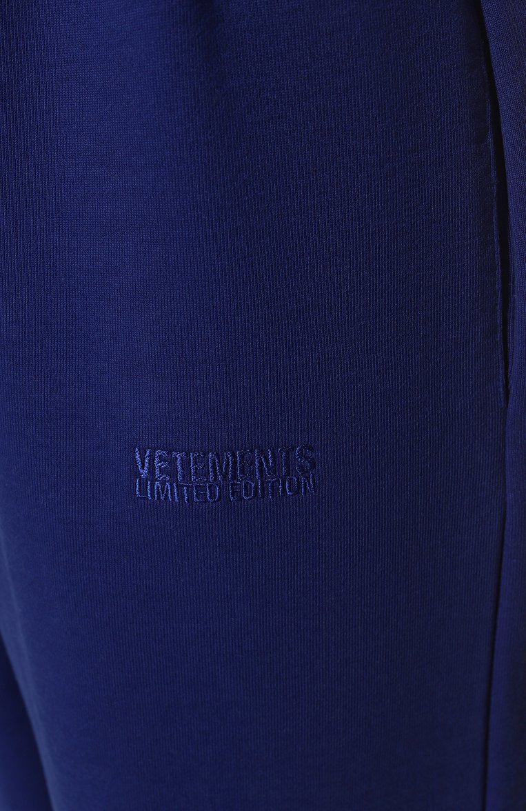 Мужского хлопковые джоггеры VETEMENTS синего цвета, арт. UA53SP600N | Фото 9 (Региональные ограничения белый список (Axapta Mercury): Не проставлено; Нос: Не проставлено; Стили: Спорт-шик; Силуэт М (брюки): Джоггеры)