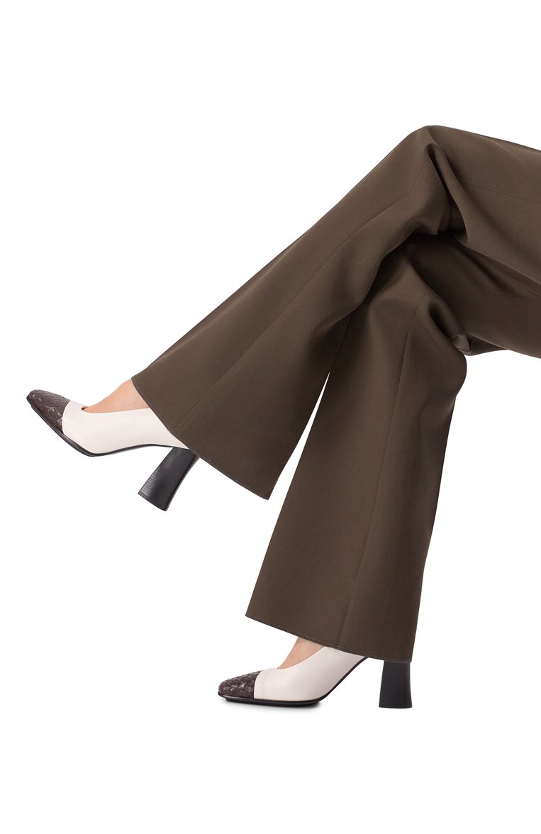 Женские кожаные туфли step BOTTEGA VENETA кремового цвета, арт. 807000 V1TR1 | Фото 3 (Каблук высота: Высокий; Материал сплава: Проставлено; Материал внешний: Натуральная кожа; Подошва: Плоская; Драгоценные камни: Проставлено; Каблук тип: Устойчивый)