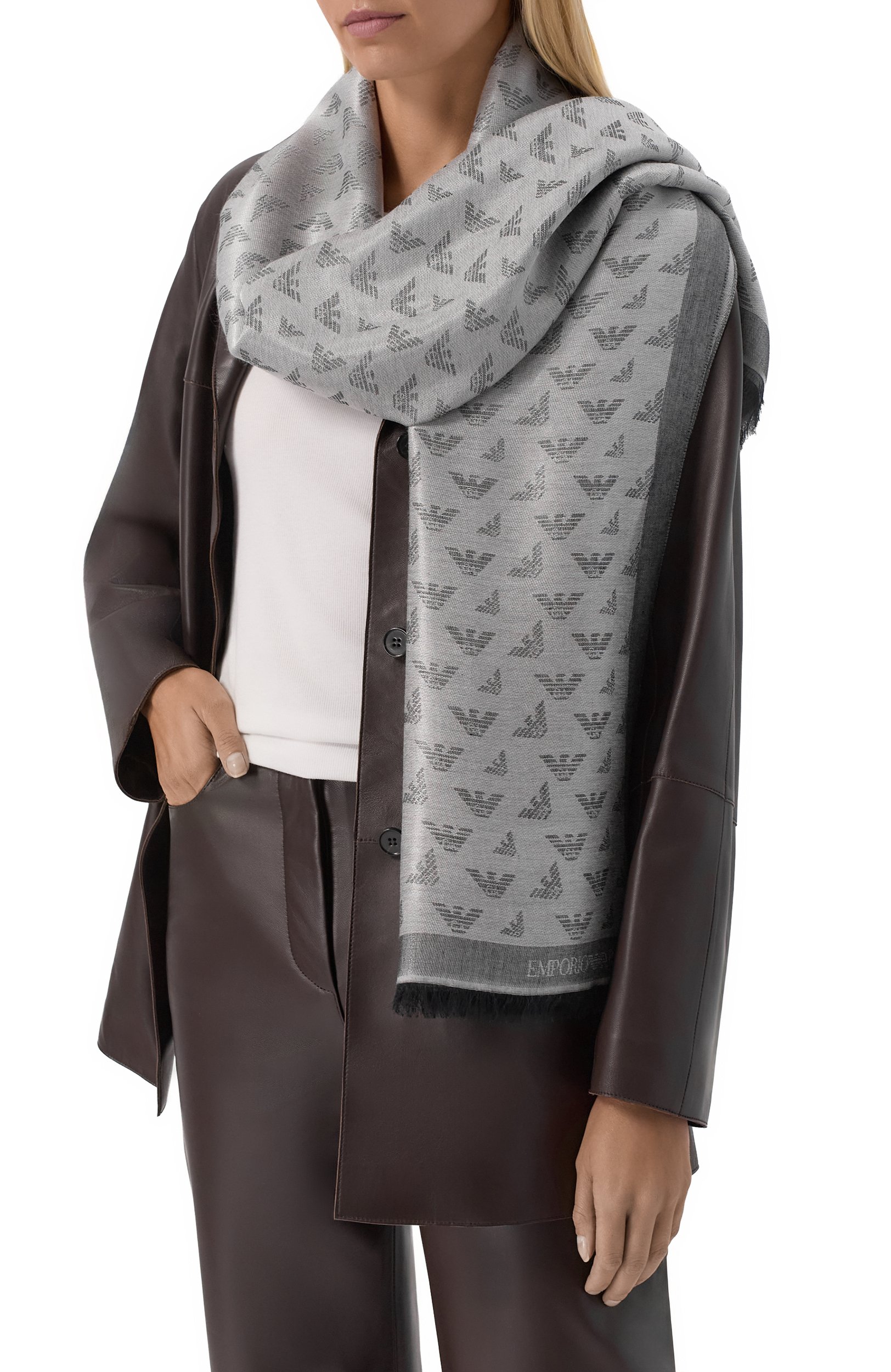 Шаль EMPORIO ARMANI серого цвета по цене 27250 руб., арт. EW005474/AF28958, фото 2 Шаль EMPORIO ARMANI, арт. EW005474/AF28958, фото 2