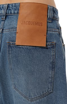 Женские джинсы JACQUEMUS голубого цвета, арт. 24E/241DE038 | Фото 5 (Длина (брюки, джинсы): Стандартные; Материал внешний: Хлопок, Деним; Материал сплава: Проставлено; Драгоценные камни: Проставлено; Кросс-КТ: Деним; Силуэт Ж (брюки и джинсы): Широкие; Детали: Потертости; Стили: Кэжуэл)