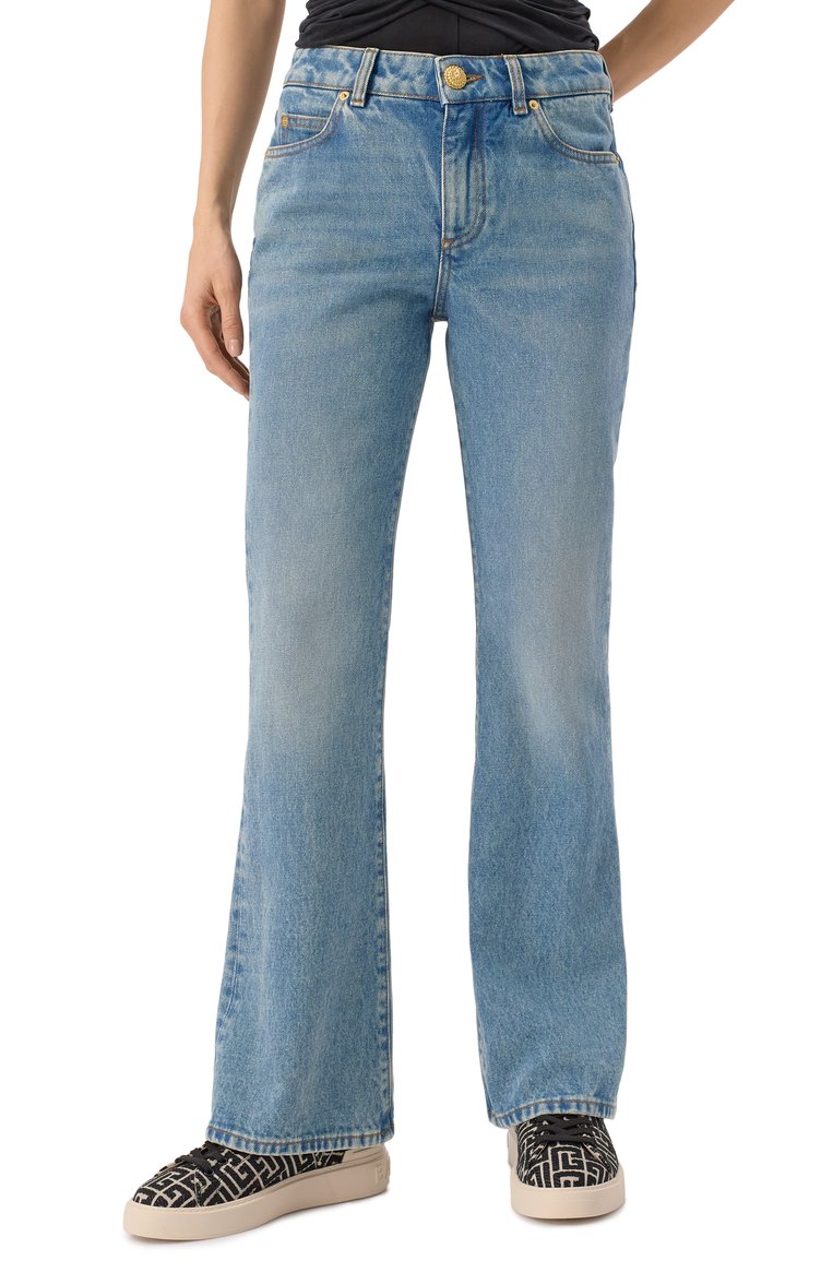 Женские джинсы BALMAIN голубого цвета, арт. EF1MJ130/DF24 | Фото 3 (Длина (брюки, джинсы): Стандартные; Драгоценные камни: Проставлено; Материал сплава: Проставлено; Детали: Делаве; Стили: Кэжуэл; Материал внешний: Деним, Хлопок; Силуэт Ж (брюки и джинсы): Расклешенные; Кросс-КТ: Деним)