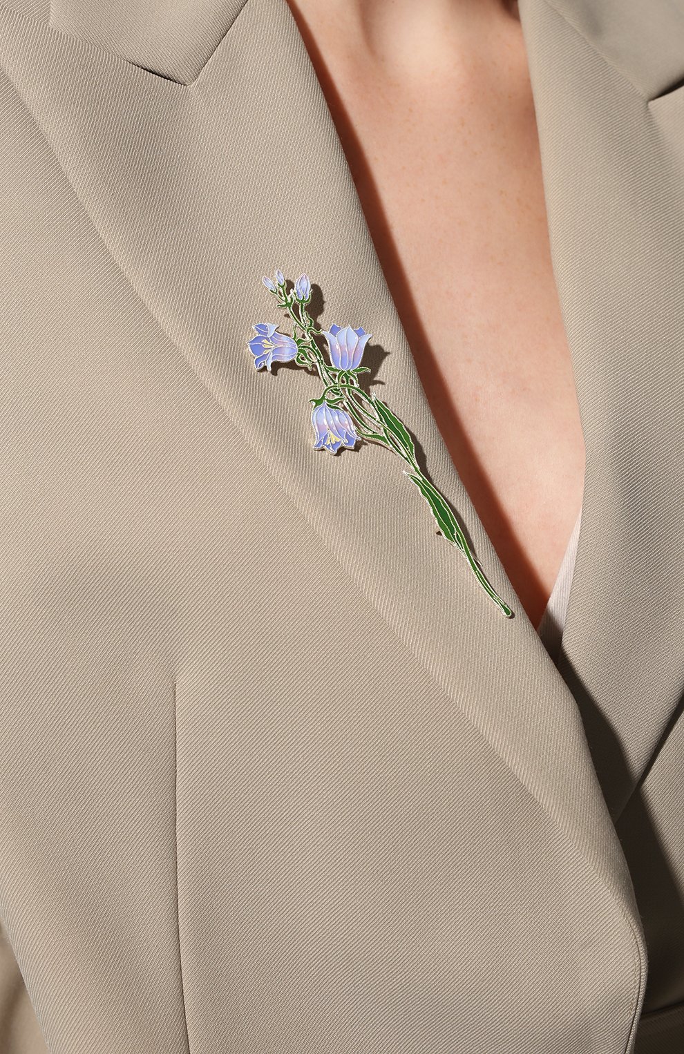 Брошь колокольчик РУССКИЕ САМОЦВЕТЫ сиреневого цвета по цене 19200 руб., арт. 41467, фото 2 Брошь колокольчик РУССКИЕ САМОЦВЕТЫ, арт. 41467, фото 2