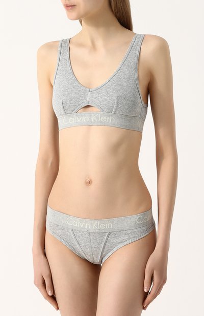 Хлопковые трусы-стринги с логотипом бренда CALVIN KLEIN серого цвета по цене 2380 руб., арт. QF4509E, фото 2 Хлопковые трусы-стринги с логотипом бренда CALVIN KLEIN, арт. QF4509E, фото 2