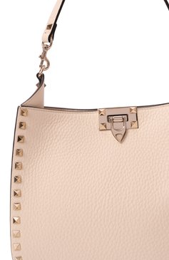 Женская сумка rockstud VALENTINO кремового цвета, арт. 6W2B0N04/TIH | Фото 3 (Драгоценные камни: Проставлено; Ремень/цепочка: На ремешке; Материал сплава: Проставлено; Размер: medium; Материал: Натуральная кожа)