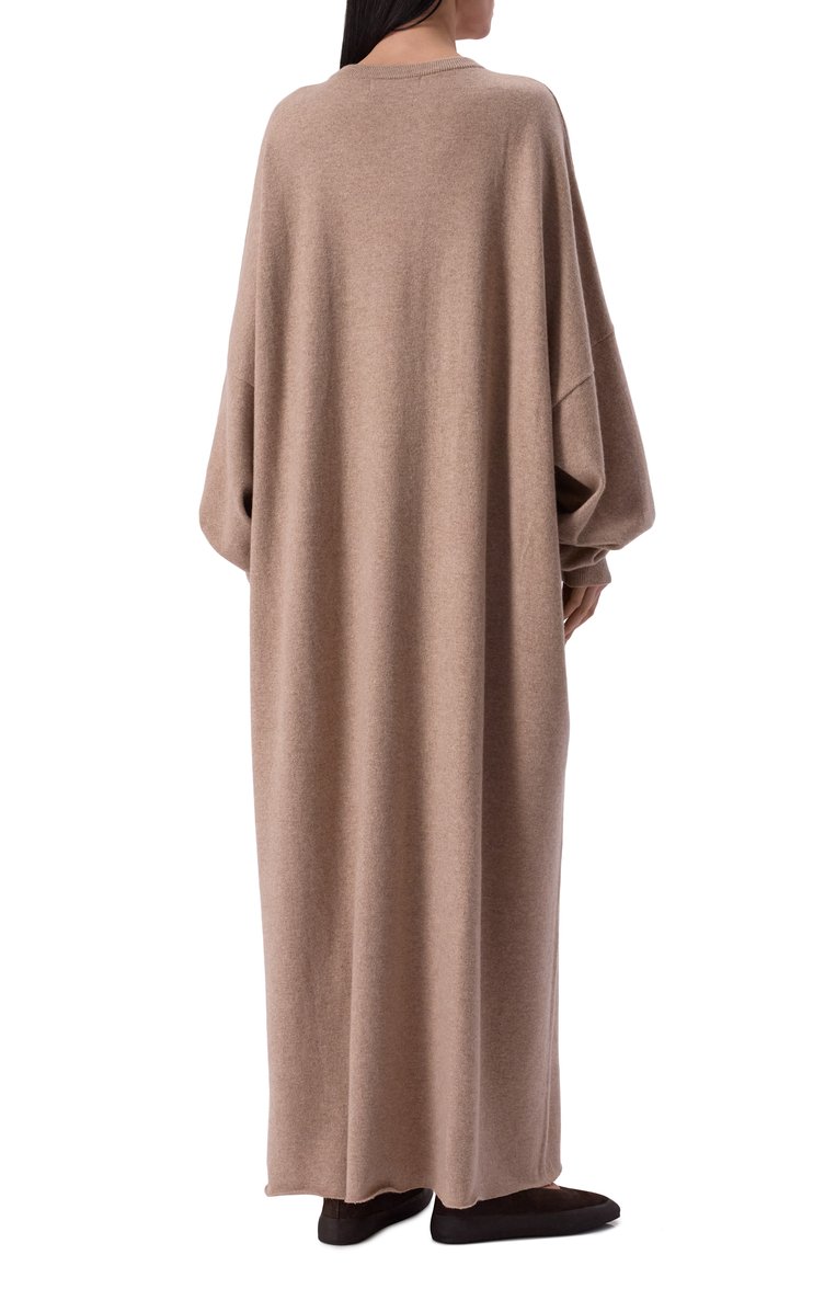 Женское кашемировое платье EXTREME CASHMERE бежевого цвета, арт. 289-011-01-FE-04 | Фото 4 (Материал внешний: Кашемир, Шерсть; Длина Ж (юбки, платья, шорты): Макси; Рукава: Длинные; Случай: Повседневный; Женское Кросс-КТ: Платье-одежда; Стили: Кэжуэл; Кросс-КТ: Трикотаж)
