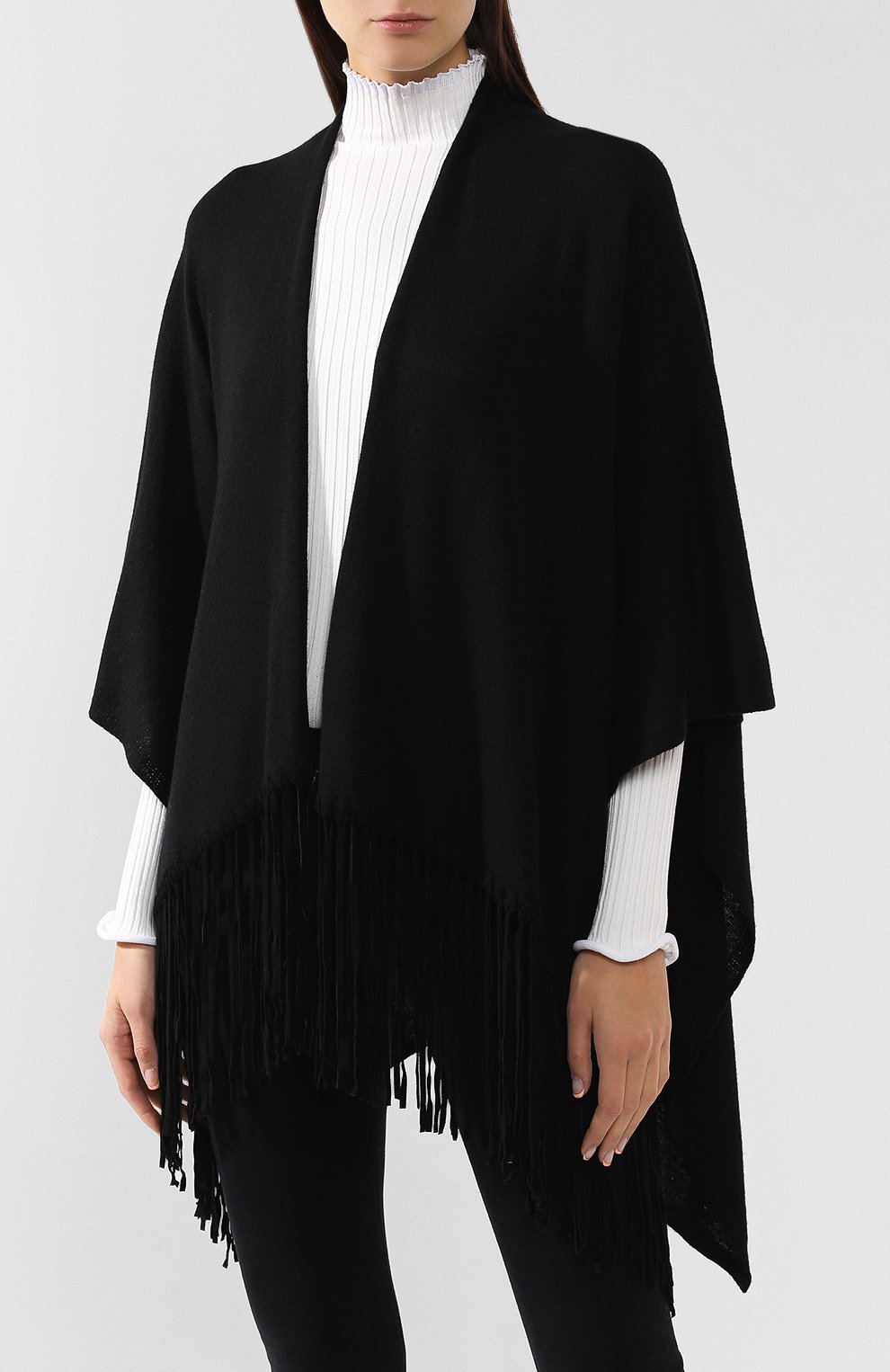 Пончо EMPORIO ARMANI черного цвета по цене 46950 руб., арт. 635608/9A350, фото 3 Пончо EMPORIO ARMANI, арт. 635608/9A350, фото 3