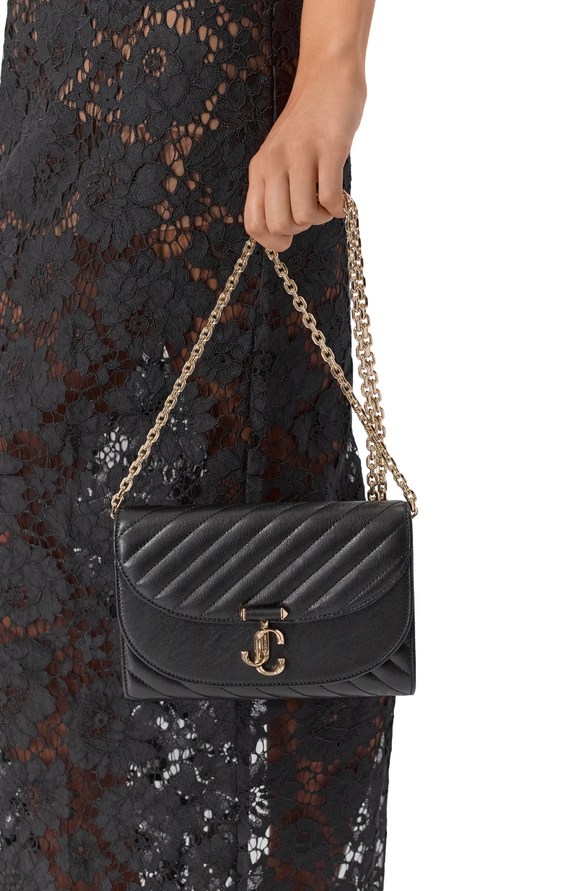 Клатч curve JIMMY CHOO черного цвета по цене 153500 руб., арт. AVN CURVE CLUTCH/HBU, фото 2 Клатч curve JIMMY CHOO, арт. AVN CURVE CLUTCH/HBU, фото 2