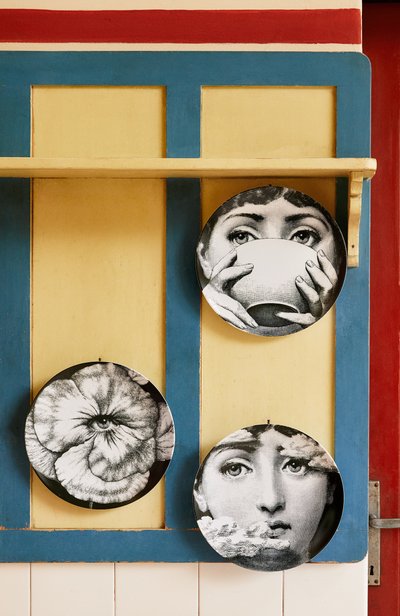 Декоративная тарелка tema e variazioni n.139 FORNASETTI черно-белого цвета по цене 22500 руб., арт. PTV139X, фото 4 Декоративная тарелка tema e variazioni n.139 FORNASETTI, арт. PTV139X, фото 4