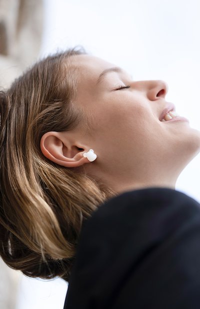 Серьги bearbrick BACCARAT белого цвета по цене 59950 руб., арт. 2 814 122, фото 3 Серьги bearbrick BACCARAT, арт. 2 814 122, фото 3