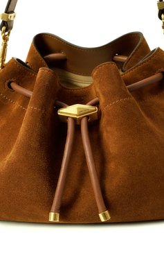 Женская сумка cinch medium JIMMY CHOO коричневого цвета, арт. B0N B0N BCKT E/W/SUE | Фото 3 (Драгоценные камни: Проставлено; Материал сплава: Проставлено; Размер: medium; Материал: Натуральная кожа, Натуральная замша; Ремень/цепочка: На ремешке)