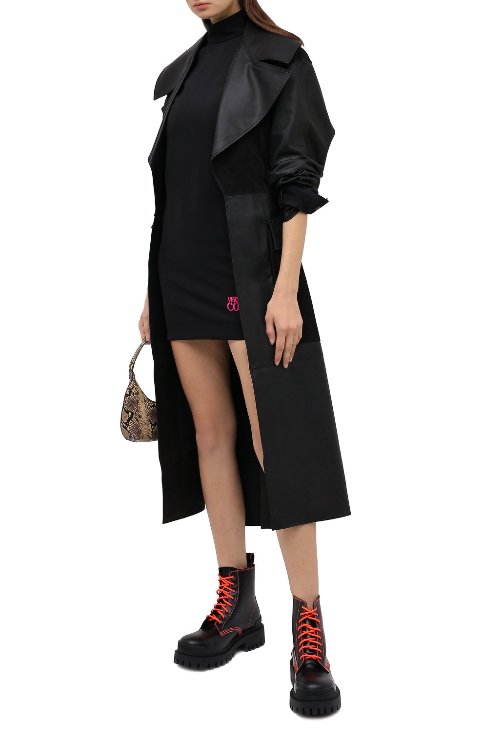 Платье VERSACE JEANS COUTURE черного цвета по цене 25350 руб., арт. D2HZA403-ZDP903 L0G0/13985, фото 2 Платье VERSACE JEANS COUTURE, арт. D2HZA403-ZDP903 L0G0/13985, фото 2