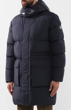 Мужская пуховик hostomme MONCLER темно-синего цвета, арт. E2-091-42381-85-C0206 | Фото 3 (Материал внешний: Полиэстер, Синтетический материал; Материал подклада: Синтетический материал; Мужское Кросс-КТ: Пуховик-верхняя одежда, Верхняя одежда, пуховик-длинный; Длина (верхняя одежда): До колена; Статус проверки: Проверено; Рукава: Длинные; Материал утеплителя: Пух и перо; Драгоценные камни: Проставлено; Материал сплава: Проставлено, Проверено; Стили: Кэжуэл)