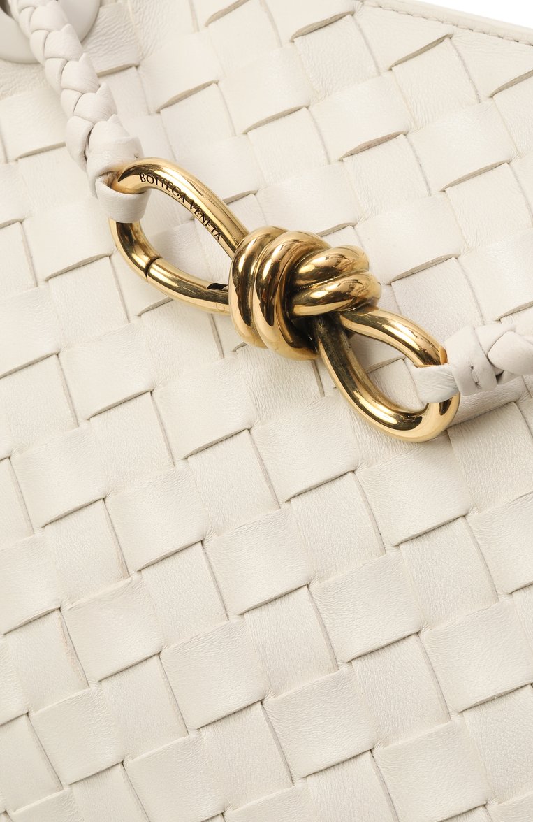 Женская сумка andiamo small BOTTEGA VENETA молочного цвета, арт. 766014/VCPP1 | Фото 3 (Материал: Натуральная кожа; Ремень/цепочка: На ремешке; Размер: small; Автоматизация состава: Проставлено; Автоматизация ТО: Проставлено)