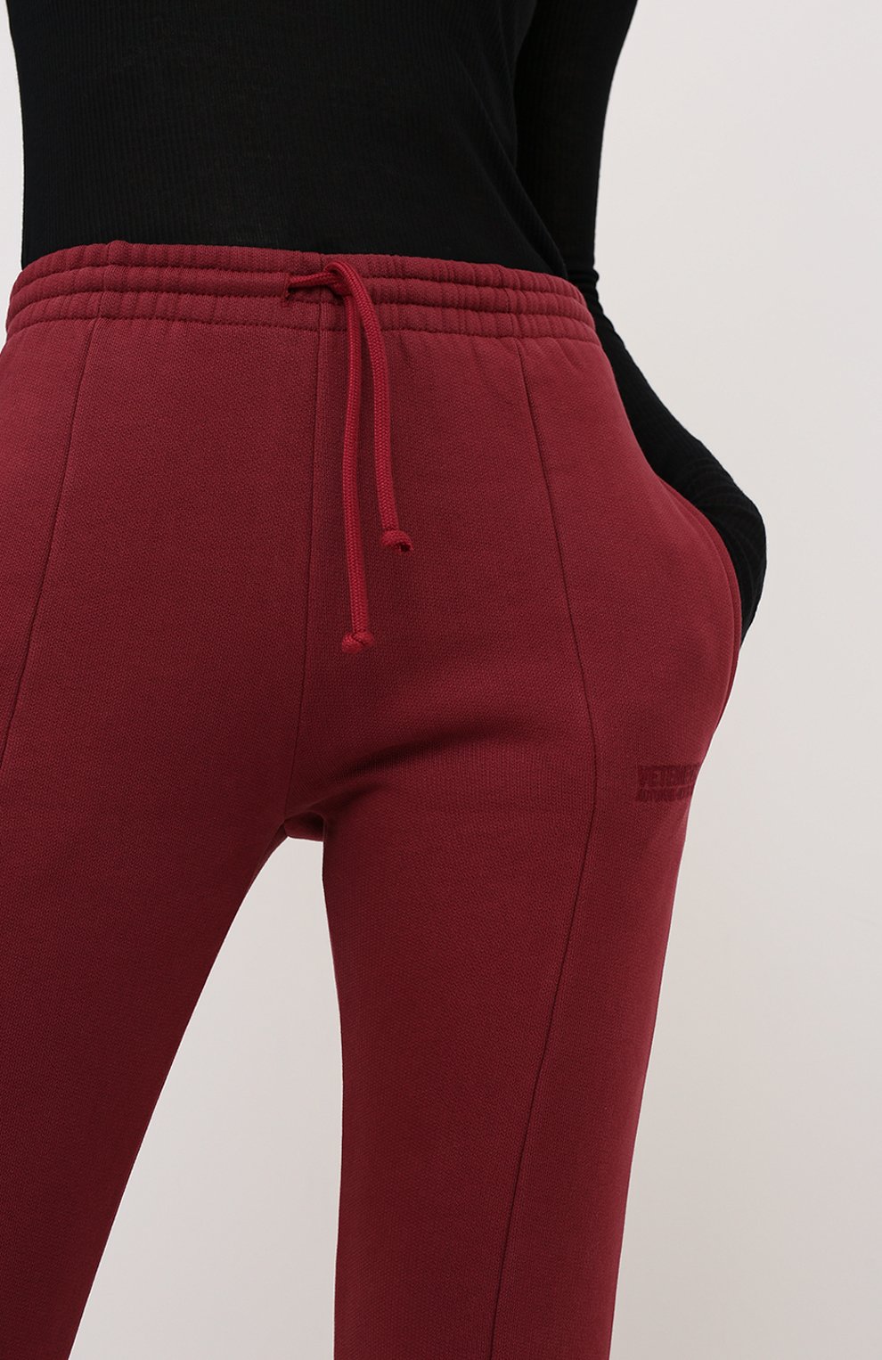 Хлопковые джоггеры VETEMENTS бордового цвета по цене 79950 руб., арт. WAH21TR645 1601/B0RDEAUX, фото 5 Хлопковые джоггеры VETEMENTS, арт. WAH21TR645 1601/B0RDEAUX, фото 5