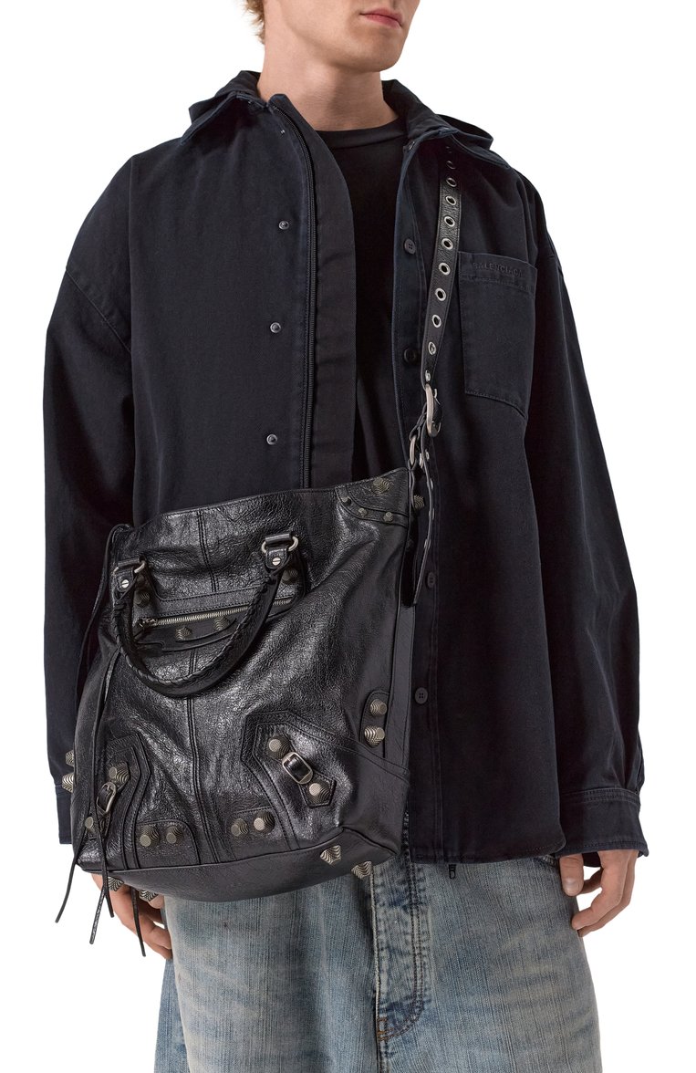 Мужская сумка-тоут le cagole medium BALENCIAGA черного цвета, арт. 719067/210KR | Фото 2 (Ремень/цепочка: На ремешке; Размер: large; Драгоценные камни: Проставлено; Материал сплава: Проставлено; Материал: Натуральная кожа)