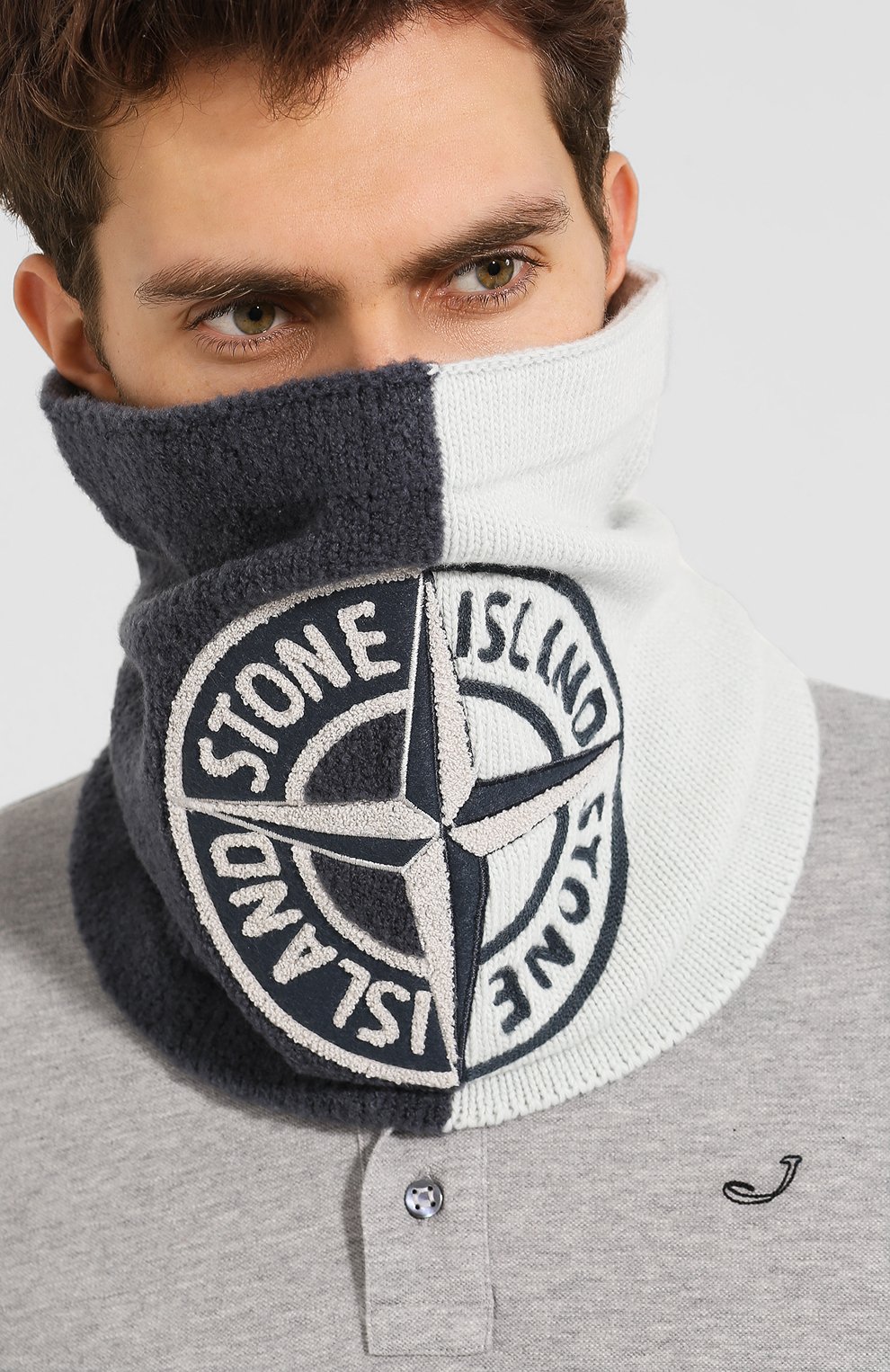 Шерстяной шарф-снуд STONE ISLAND светло-серого цвета по цене 16050 руб., арт. 7115N08D3, фото 2 Шерстяной шарф-снуд STONE ISLAND, арт. 7115N08D3, фото 2