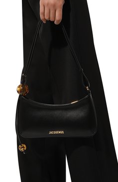 Женская сумка le bisou perle JACQUEMUS черного цвета, арт. 23E/231BA057-3000 | Фото 2 (Размер: medium; Материал: Натуральная кожа; Материал сплава: Проставлено; Драгоценные камни: Проставлено; Сумки-технические: Сумки через плечо)