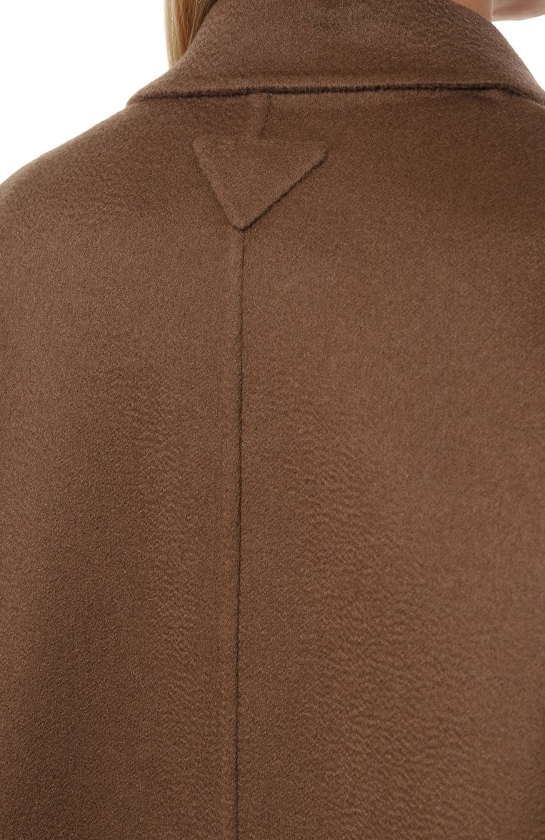 Женское кашемировое пальто PRADA бежевого цвета, арт. P682O-1XON-F0040-212 | Фото 5 (Длина (верхняя одежда): До колена; Материал внешний: Шерсть, Кашемир; Рукава: Длинные; 1-2-бортные: Однобортные; Стили: Кэжуэл)