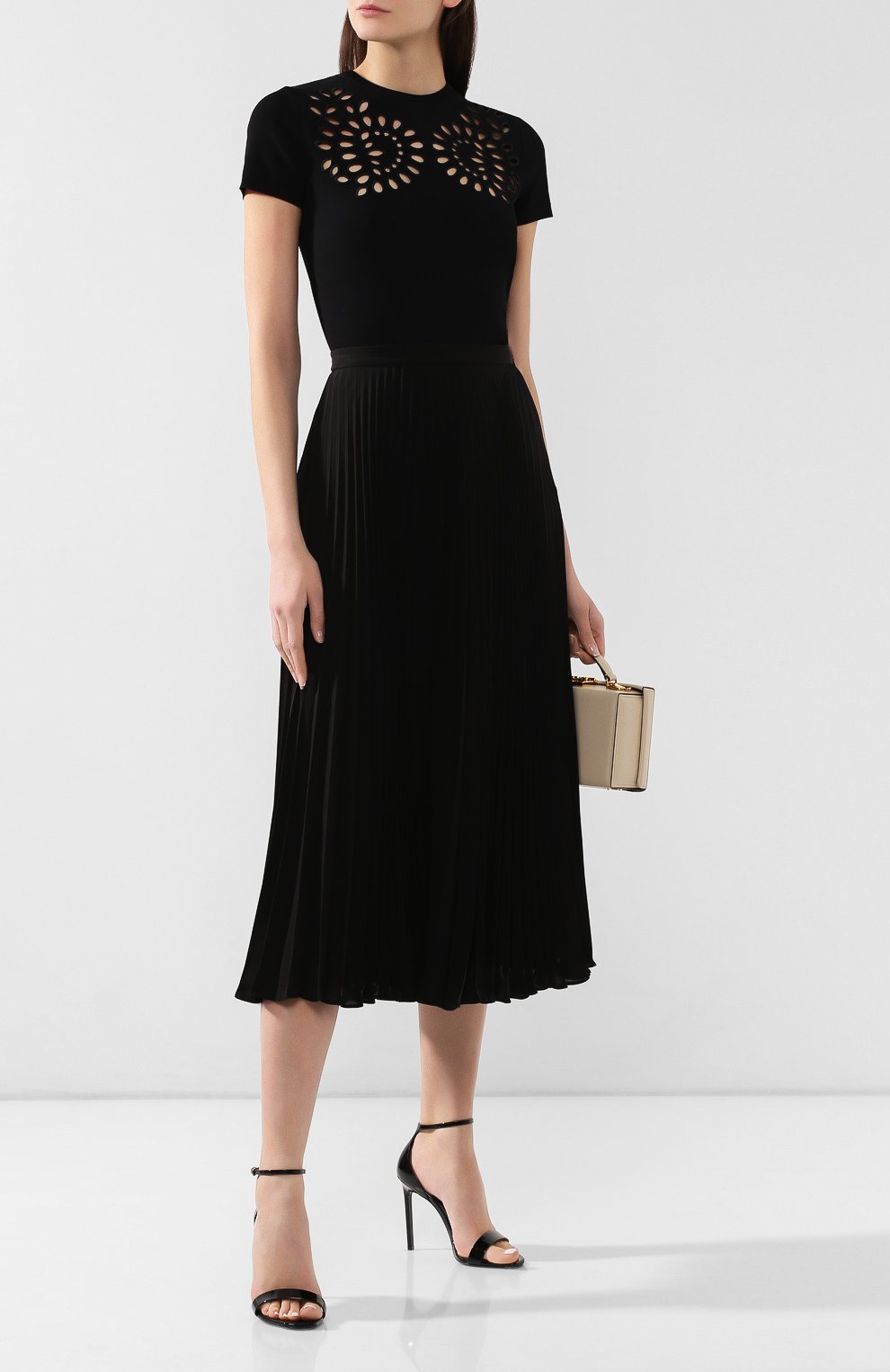 Топ из вискозы VALENTINO черного цвета по цене 96150 руб., арт. RB3KCA01PHC, фото 2 Топ из вискозы VALENTINO, арт. RB3KCA01PHC, фото 2