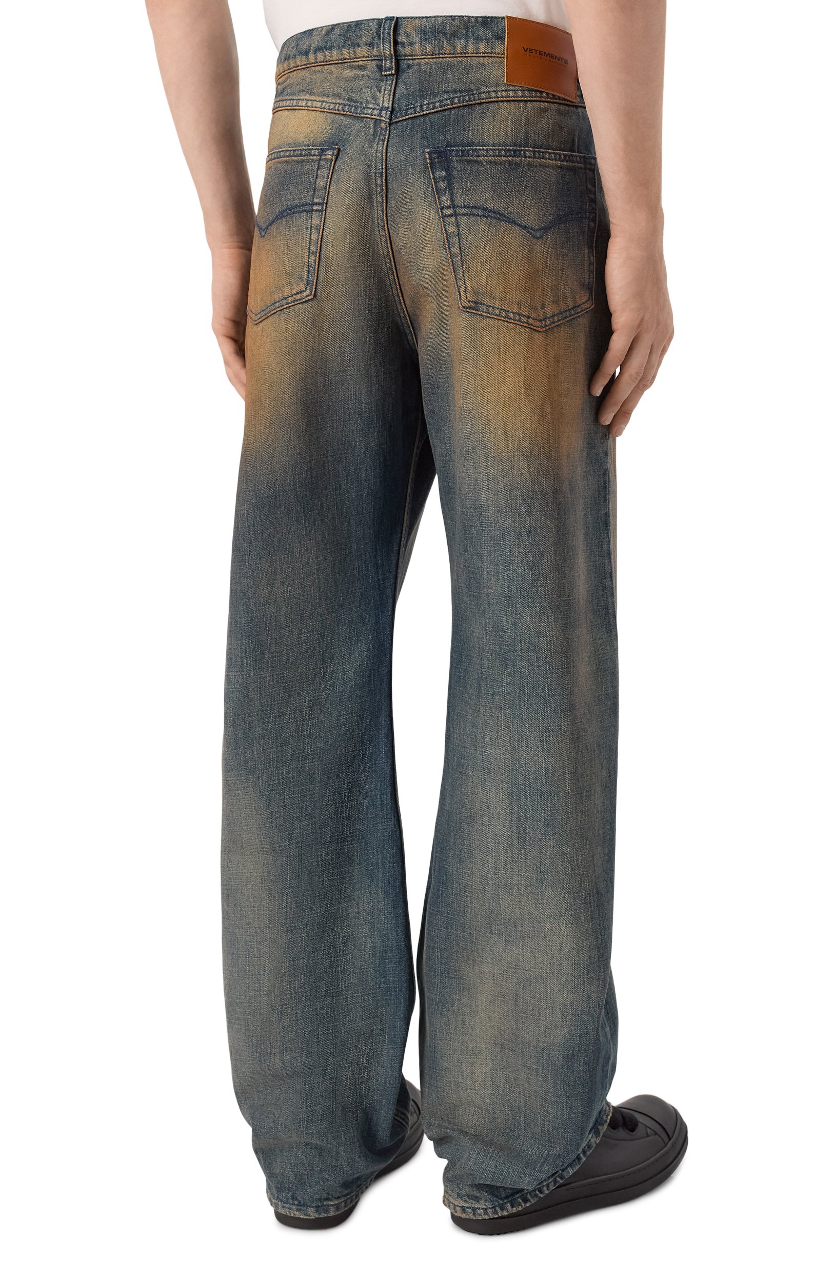 Джинсы VETEMENTS синего цвета по цене 109500 руб., арт. MH27DJ082DW, фото 4 Джинсы VETEMENTS, арт. MH27DJ082DW, фото 4