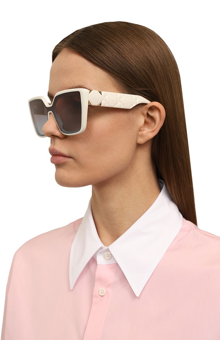 Жен�ские солнцезащитные очки DIOR EYEWEAR черно-белого цвета, арт. LADY 95.22 S2I 95D2 | Фото 2 (Региональные ограничения белый список (Axapta Mercury): Не проставлено; Нос: Не проставлено; Материал: Пластик; Тип очков: С/з; Очки форма: Квадратные; Оптика Гендер: оптика-женское)